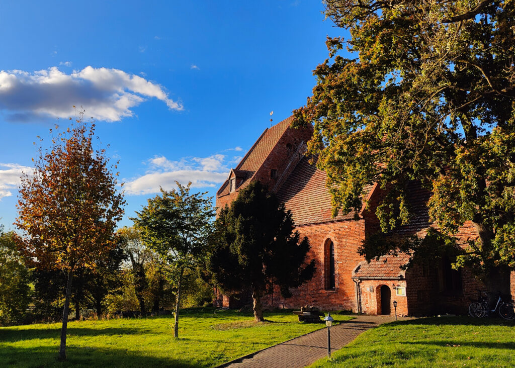 999 Jahre Dorfkirche Kirch Mummendorf. Die nördliche Flanke des Kirchengebäudes