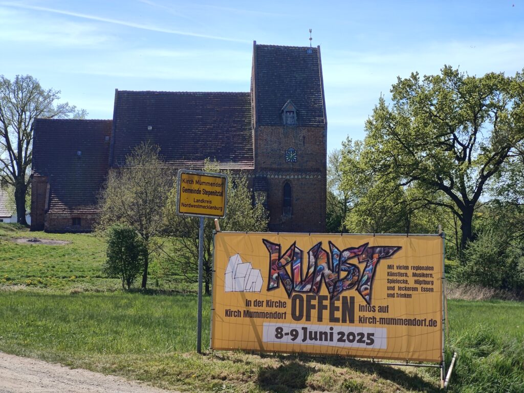 Plakat zu KunstOffen 2025 in der Kirche Kirch Mummendorf von der Straße aus vor der Kirche gesehen